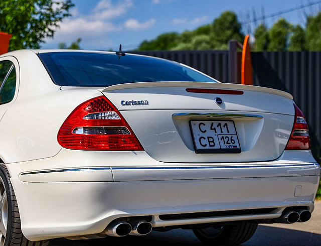 Mercedes-Benz E-Класс белый 2005