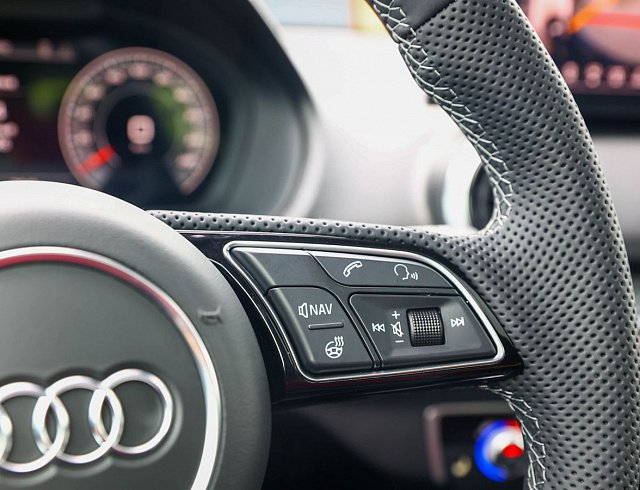 Audi Q2 серый 2025