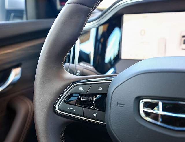 Geely Monjaro серый 2026
