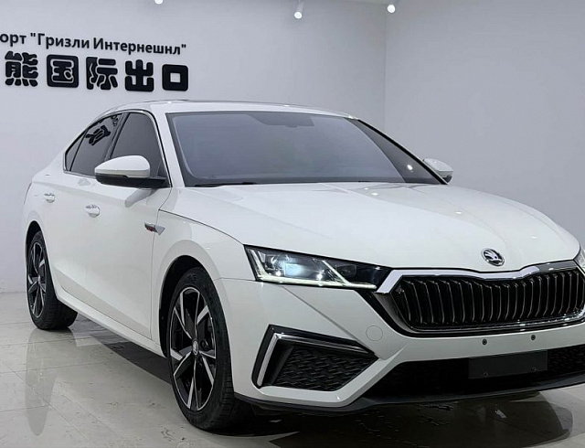 Skoda Octavia 1.4 л 2023 г. Белый, пробег 21000 км