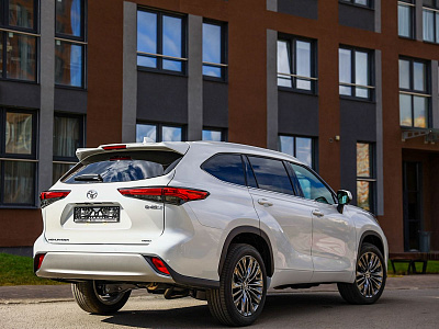 Toyota Highlander белый 2026