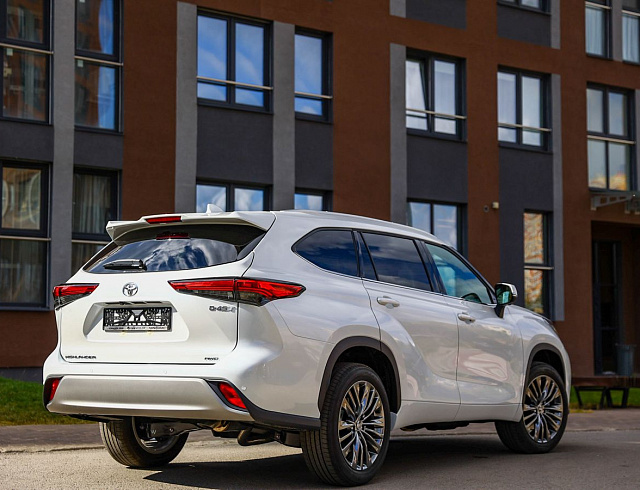 Toyota Highlander белый 2026