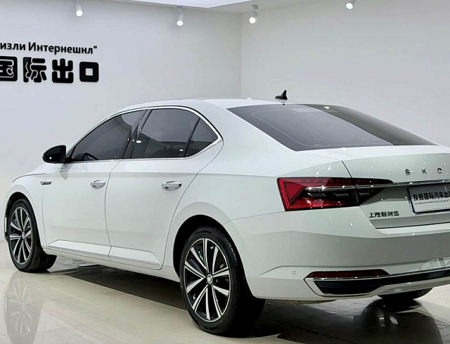 Skoda Superb 1.4 л 2023 г. Белый, пробег 45000 км