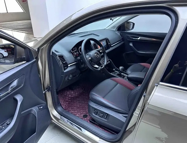 Skoda Karoq 1.4 л 2022 г. Серебристо-серый, пробег 27000 км