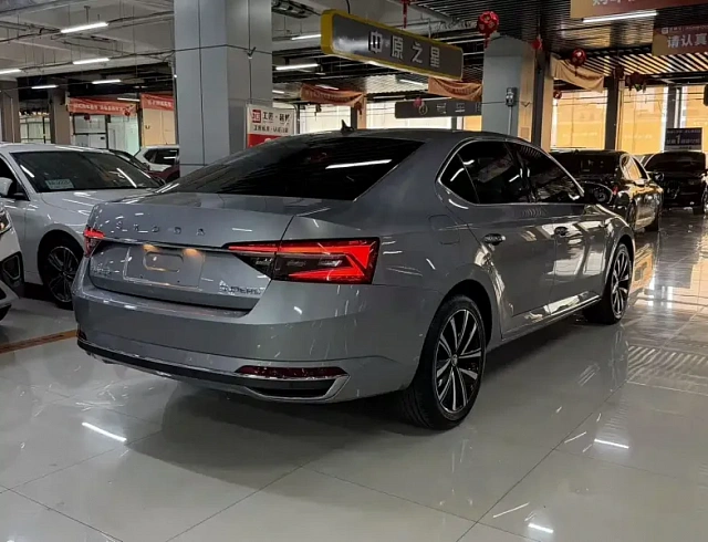 Skoda Superb 1.4 л 2023 г. Серебристо-серый, пробег 18000 км