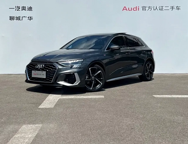 Audi A3 1.4 л 2023 г. Серебристо-серый, пробег 14000 км