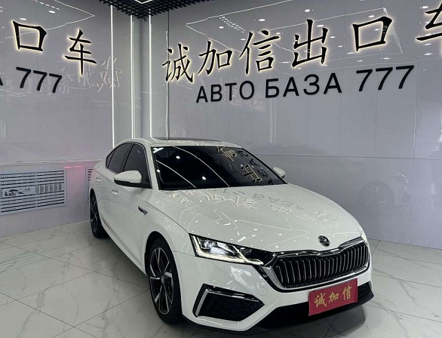 Skoda Octavia 1.4 л 2022 г. Белый, пробег 30000 км