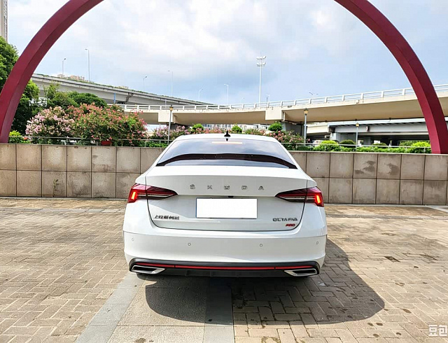 Skoda Octavia 1.4 л 2023 г. Белый, пробег 23000 км