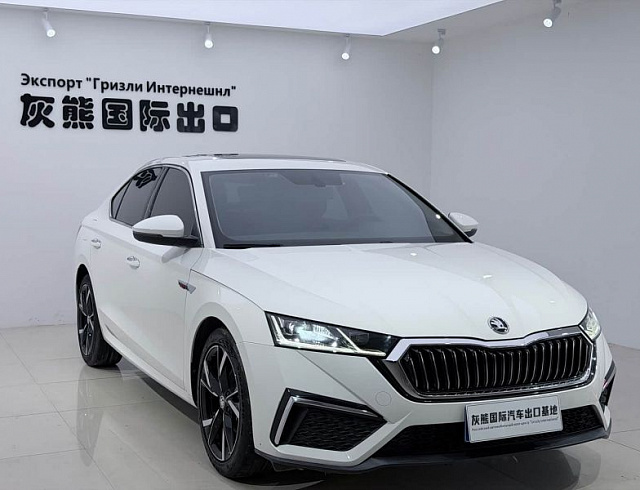 Skoda Octavia 1.4 л 2022 г. Белый, пробег 34000 км