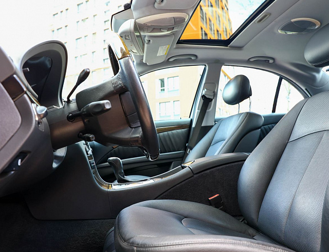 Mercedes-Benz E-Класс белый 2005