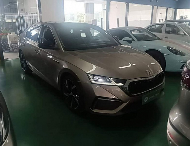 Skoda Octavia 1.4 л 2021 г. желто-оранжевый, пробег 5699 км