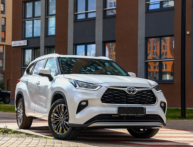 Toyota Highlander белый 2026