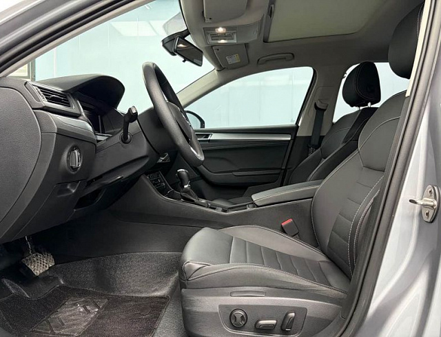 Skoda Superb 1.4 л 2023 г. Серебристо-серый, пробег 29000 км