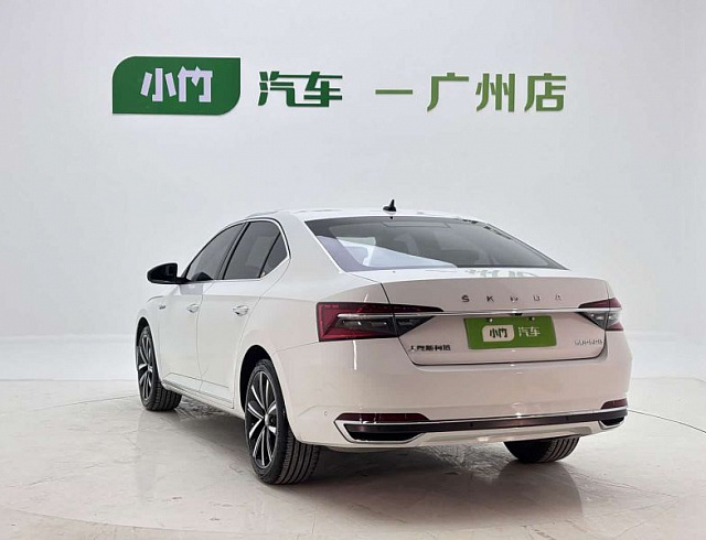Skoda Superb 1.4 л 2023 г. Белый, пробег 25000 км