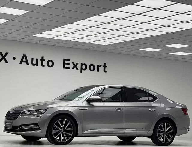 Skoda Superb 1.4 л 2023 г. Серебристо-серый, пробег 1000 км