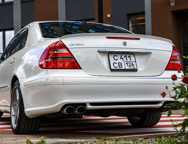 Mercedes-Benz E-Класс белый 2005