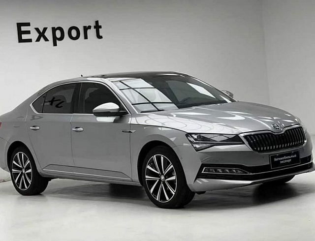Skoda Superb 1.4 л 2023 г. Серебристо-серый, пробег 1000 км