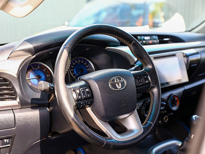Toyota Hilux серебро 2015