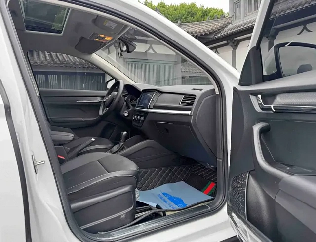 Skoda Kamiq 1.5 л 2023 г. Белый, пробег 32000 км