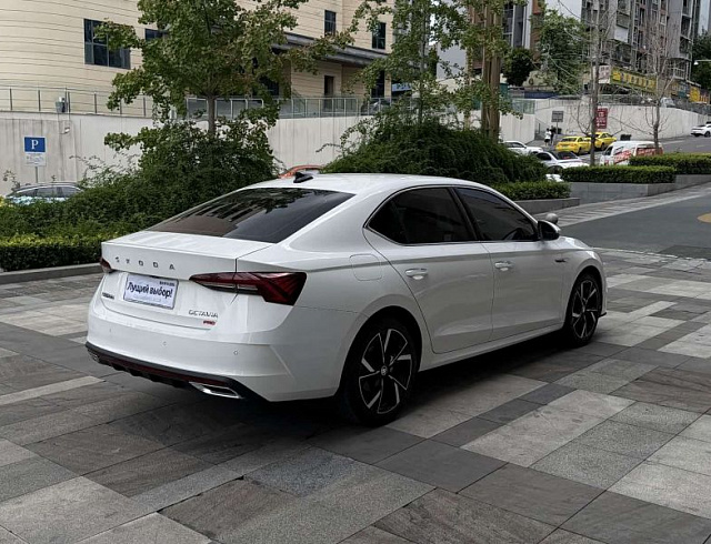 Skoda Octavia 1.4 л 2022 г. Белый, пробег 13300 км