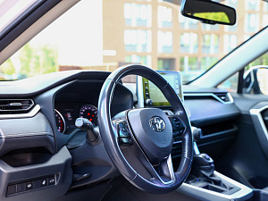 Toyota RAV4 белый 2021