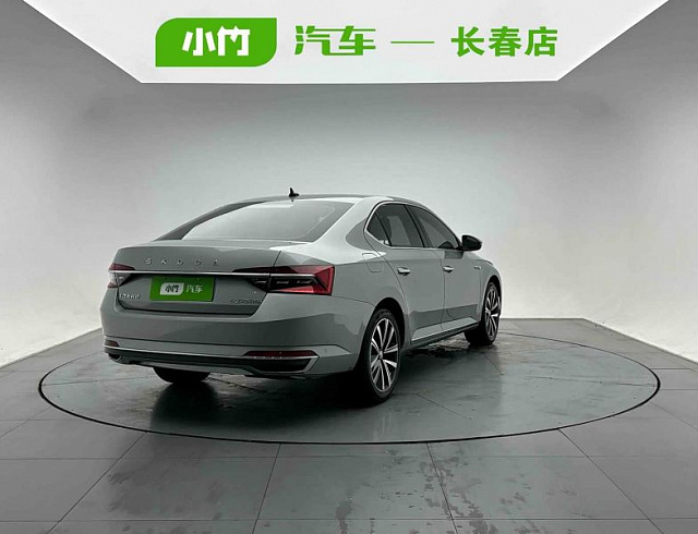 Skoda Superb 1.4 л 2022 г. Серебристо-серый, пробег 43000 км