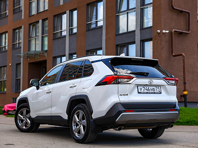 Toyota RAV4 белый 2021
