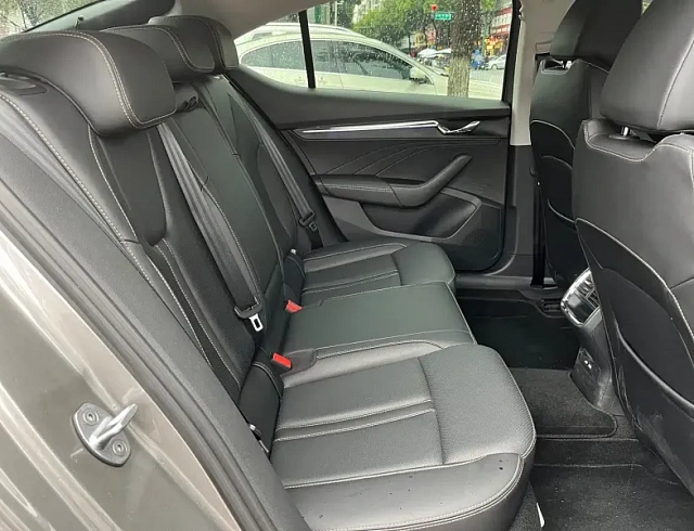 Skoda Octavia 1.4 л 2022 г. шампань/коричневый, пробег 33000 км