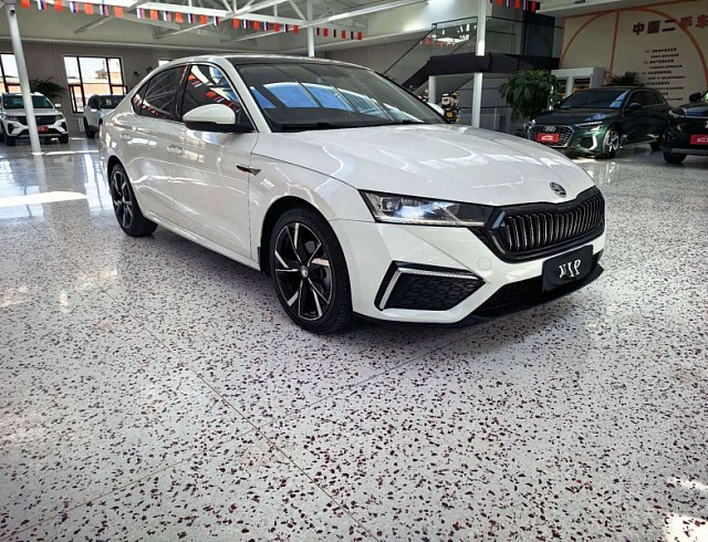 Skoda Octavia 1.4 л 2022 г. Белый, пробег 41000 км