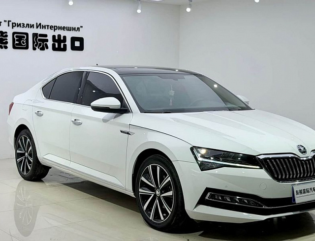 Skoda Superb 1.4 л 2023 г. Белый, пробег 45000 км