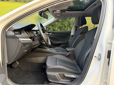 Skoda Octavia 1.4 л 2022 г. Белый, пробег 16000 км