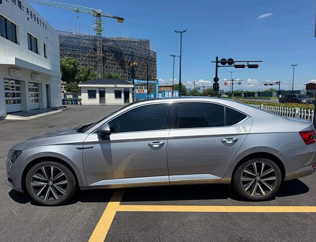 Skoda Superb 1.4 л 2024 г. Серебристо-серый, пробег 20000 км