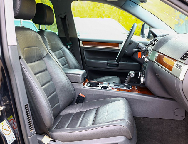 Volkswagen Touareg черный 2008