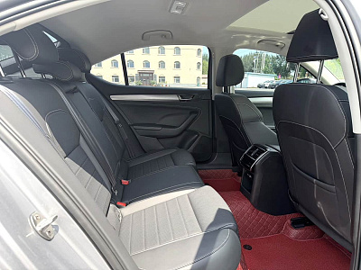 Skoda Superb 1.4 л 2024 г. Серебристо-серый, пробег 4000 км