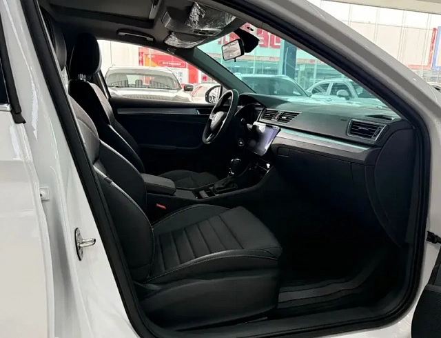 Skoda Superb 1.4 л 2023 г. Белый, пробег 40000 км