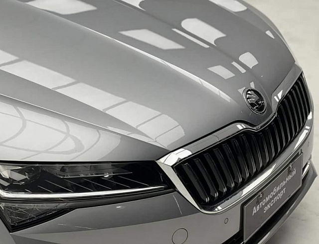 Skoda Superb 1.4 л 2023 г. Серебристо-серый, пробег 100 км