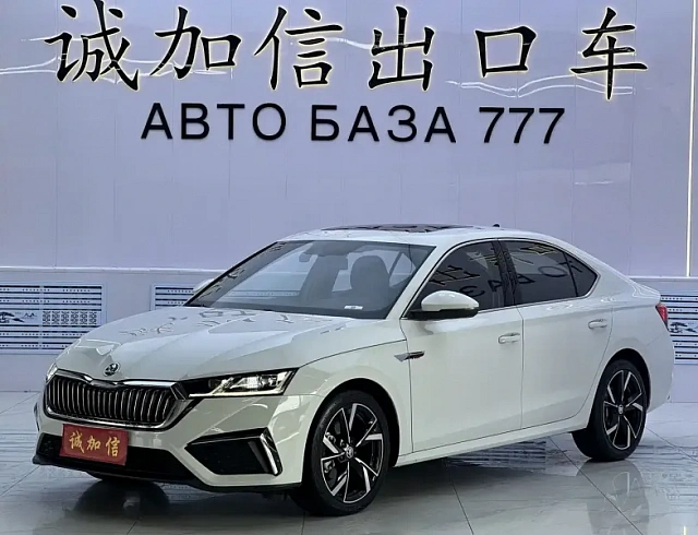 Skoda Octavia 1.4 л 2023 г. Белый, пробег 8800 км