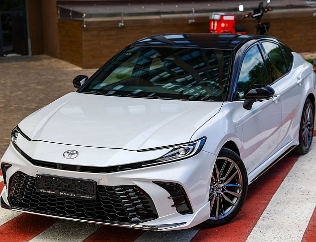 Toyota Camry белый 2026