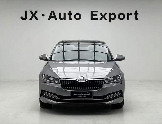 Skoda Superb 1.4 л 2023 г. Серебристо-серый, пробег 1000 км