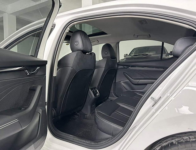 Skoda Octavia 1.4 л 2022 г. Белый, пробег 43800 км