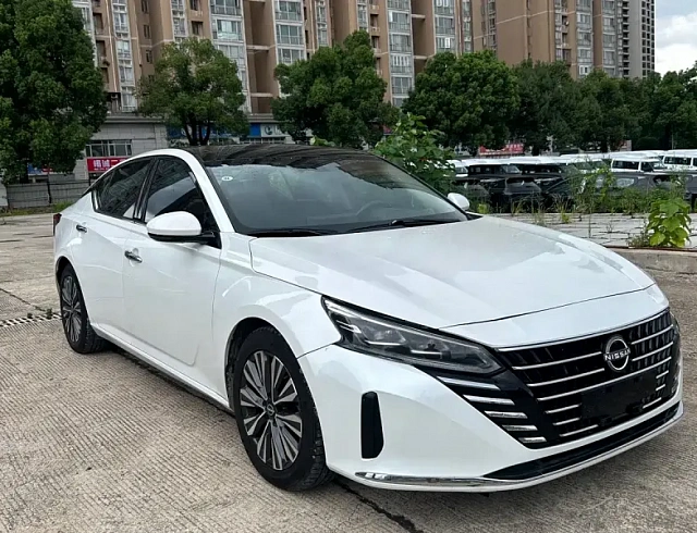 Nissan Teana 2.0 л 2023 г. Белый, пробег 50000 км
