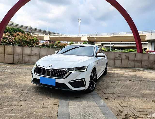Skoda Octavia 1.4 л 2023 г. Белый, пробег 23000 км