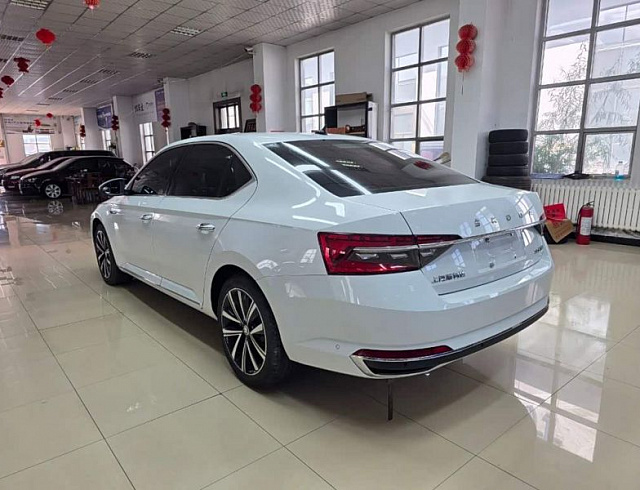 Skoda Superb 1.4 л 2023 г. Белый, пробег 6000 км