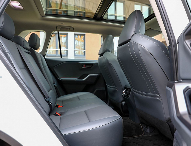 Toyota RAV4 белый 2026