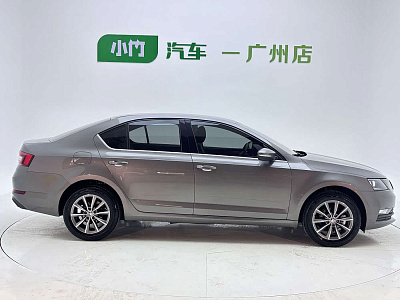 Skoda Octavia 1.5 л 2022 г. Серебристо-серый, пробег 29000 км