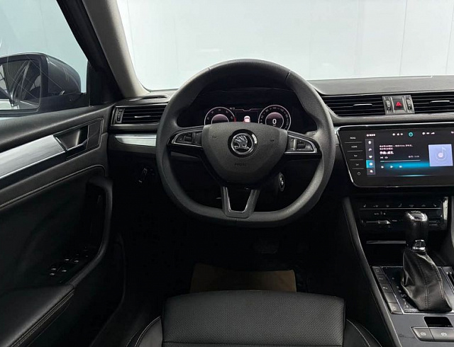 Skoda Superb 1.4 л 2023 г. Серебристо-серый, пробег 30000 км