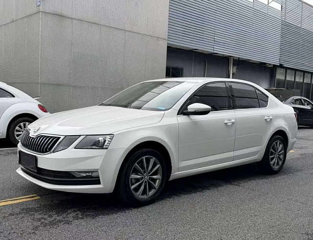 Skoda Octavia 1.5 л 2022 г. Белый, пробег 16000 км