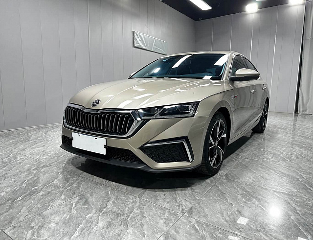 Skoda Octavia 1.4 л 2023 г. желто-оранжевый, пробег 49000 км