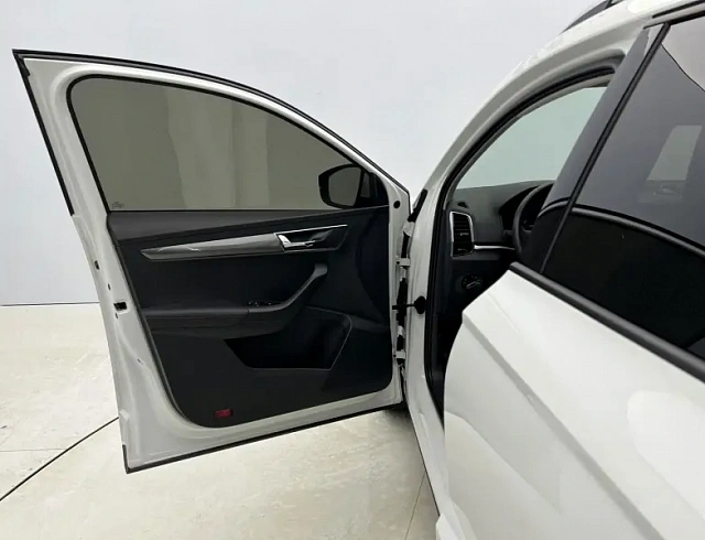 Skoda Karoq 1.4 л 2023 г. Белый, пробег 25000 км