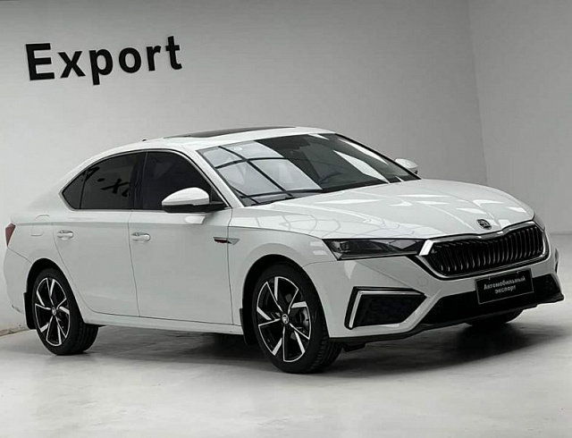 Skoda Octavia 1.4 л 2023 г. Белый, пробег 6000 км